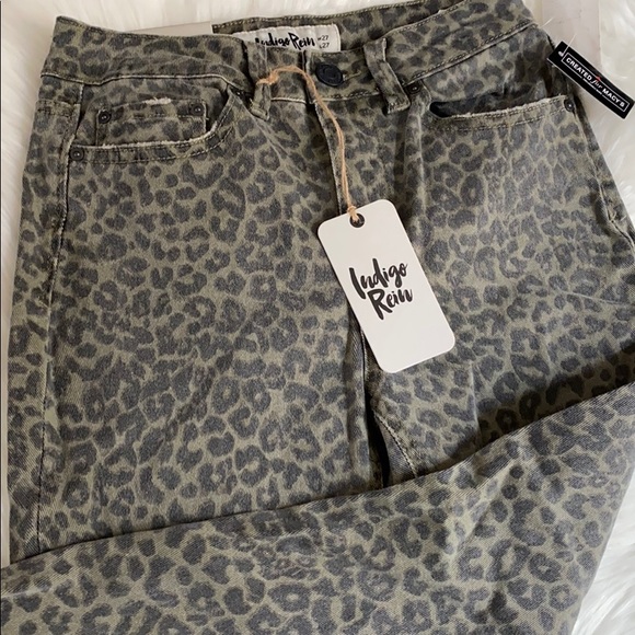 Indigo Rein
Juniors' Leopard-Print Cropped… - Picture 3 of 10